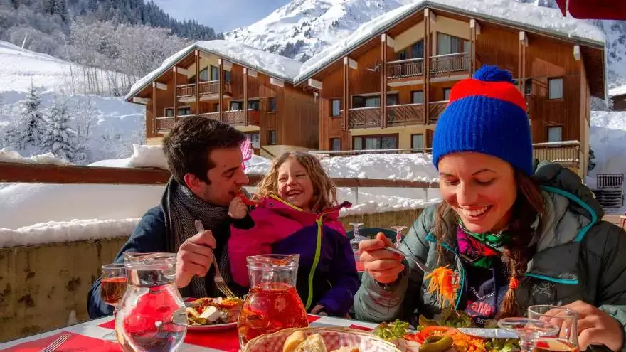 Repas en extérieure en famille