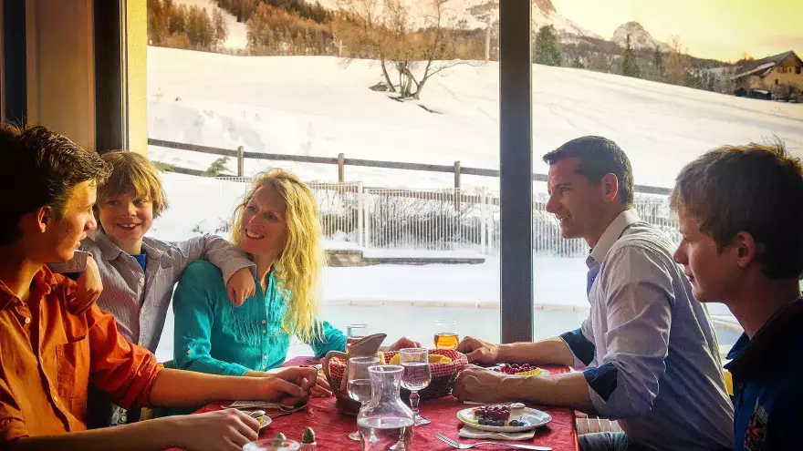 Restauration en famille vue sur les pistes