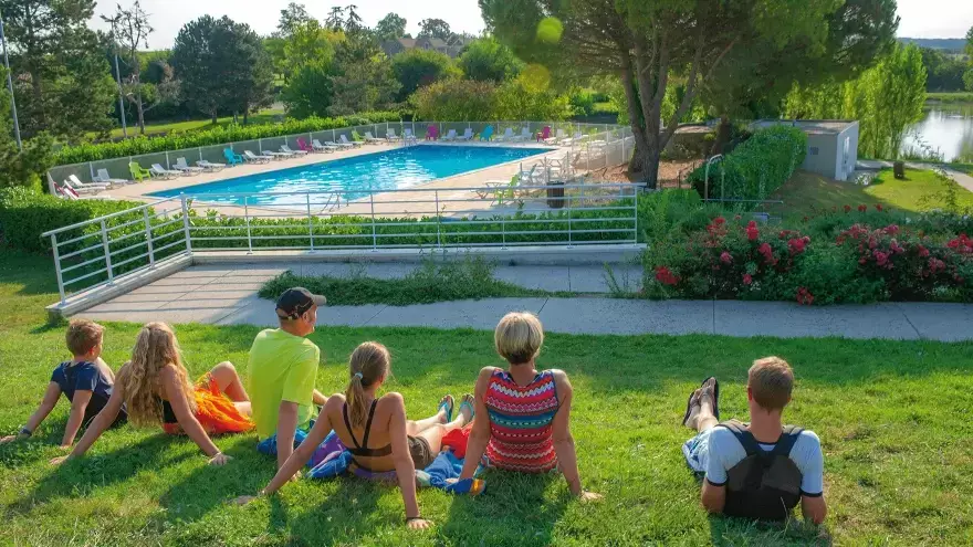 Piscine d'été en famille