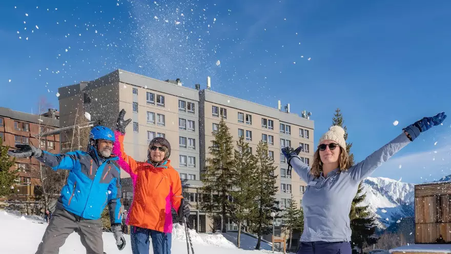 Skieur devant VTF Balcons de Maurienne