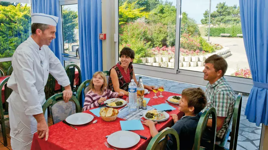 Salle de restaurant déjeuner en famille