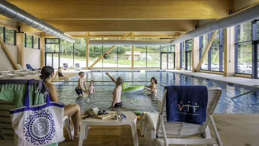 Jeu en famille à la piscine chauffée et couverte