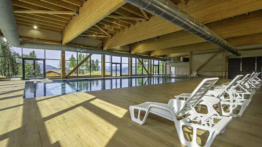 Transats à la piscine