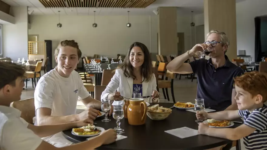 Salle de restaurant au Dou de La Ramaz