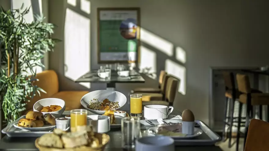 Petit déjeuner en salle de restaurant