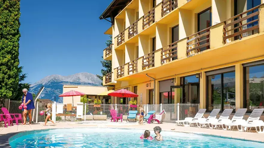 Vacances d'été à la montagne en famille avec piscine