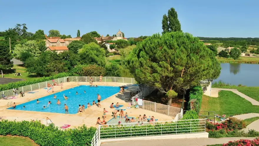 Famille en vacances d'été avec piscine