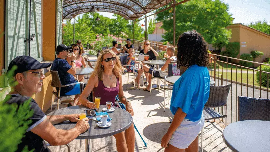 Ambiance terrasse du village du Grand Luberon