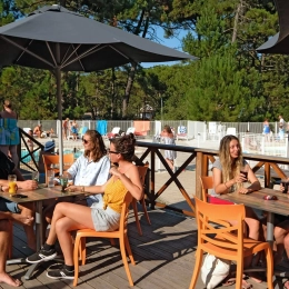 Terrasse bar devant la piscine VTF Les Oyats