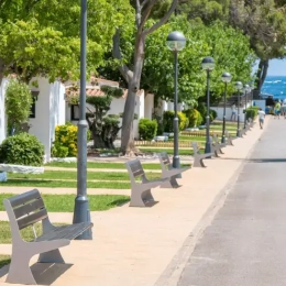 Allée du village vacances Cala Montjoi