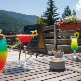 Détente à la terrasse du village vacances