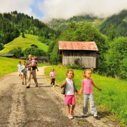 Club enfant promenade avec animateurs