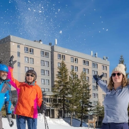 Skieur devant VTF Balcons de Maurienne