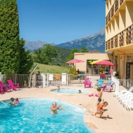 Piscine d'été vacances en famille