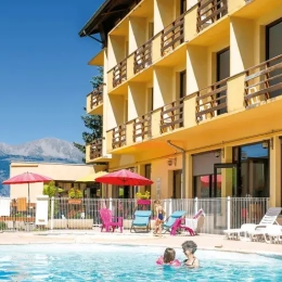 Vacances d'été à la montagne en famille avec piscine