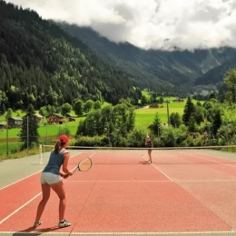 court de tennis en été