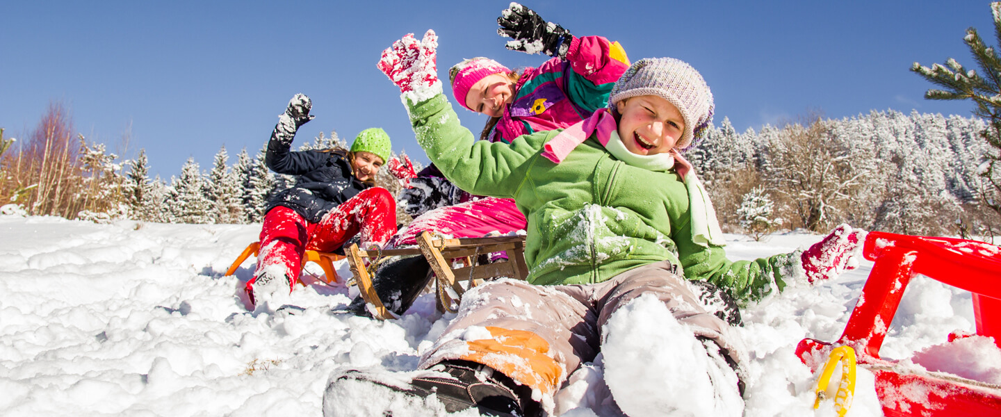 Partage en famille à la neige